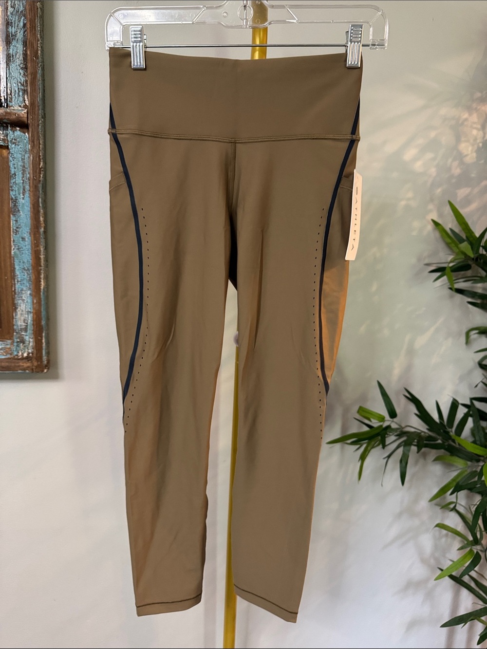 Athleta interval stash tipped lazercut Cropped Leggings 7/8 length NWT S